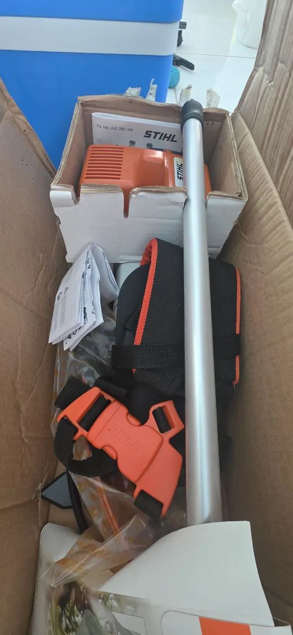 Vendo Roçadeira FS 160 Stilh acompanha peça de fio de corte. 