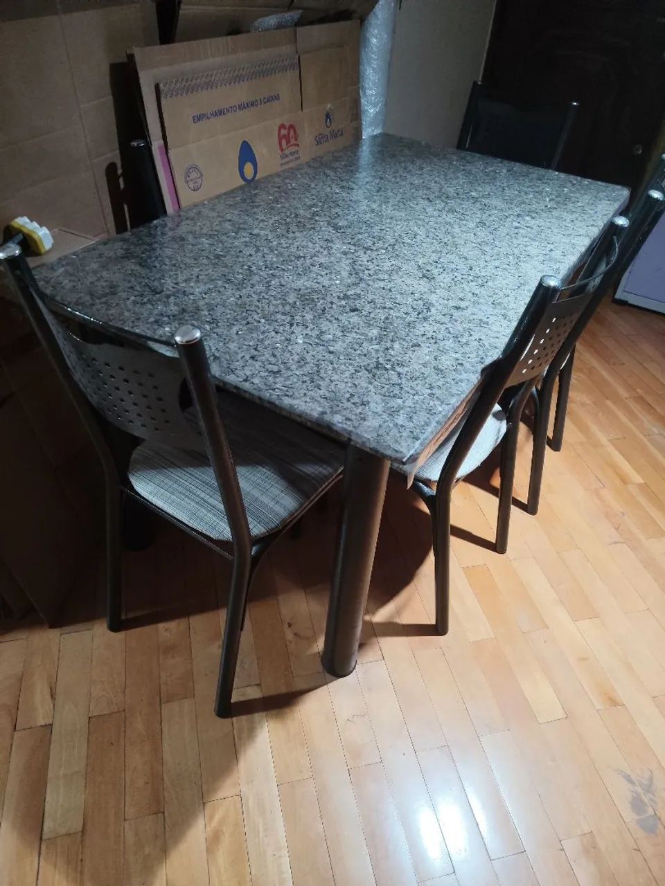 Mesa com tampo em granito 6 cadeiras 
