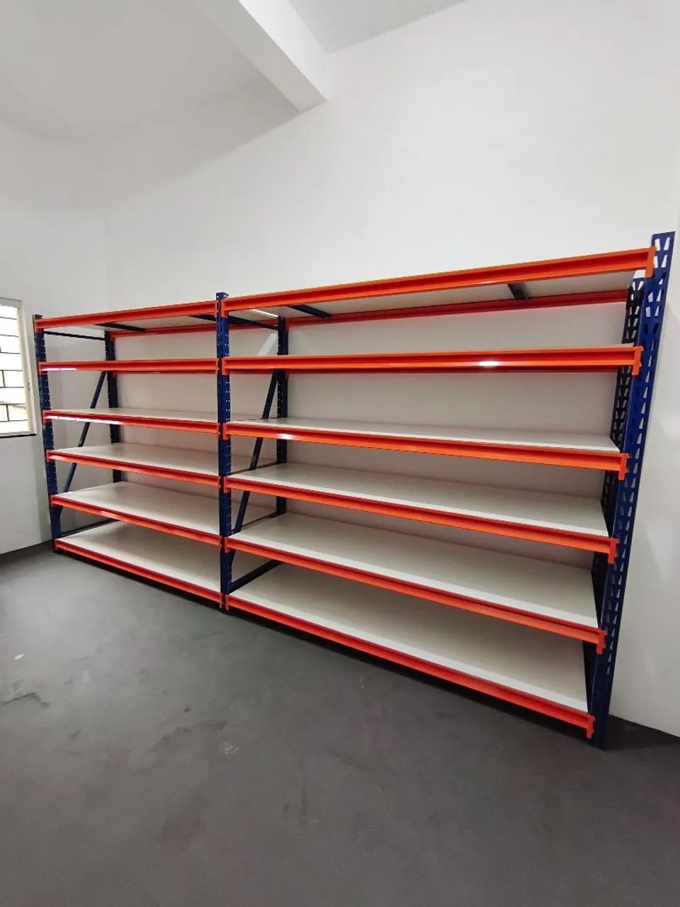 Estantes para armazenar material