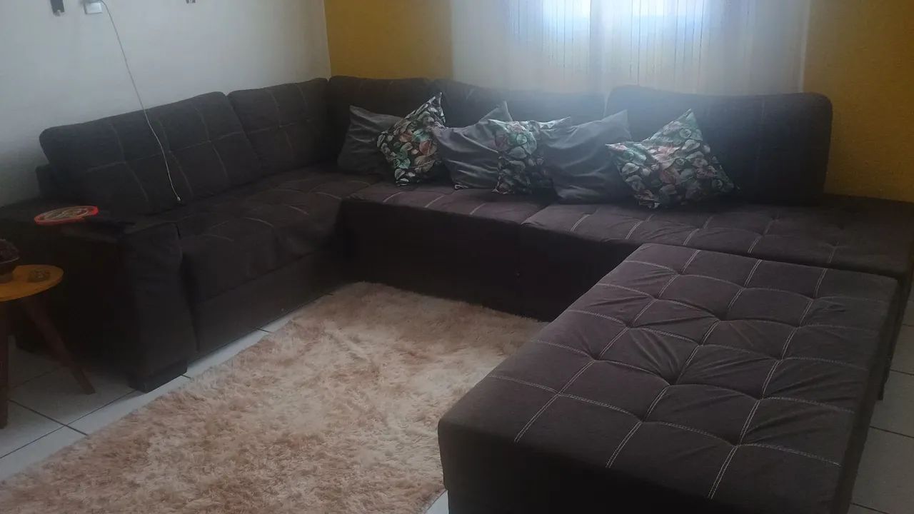 Sofá modulado com almofadas acompada