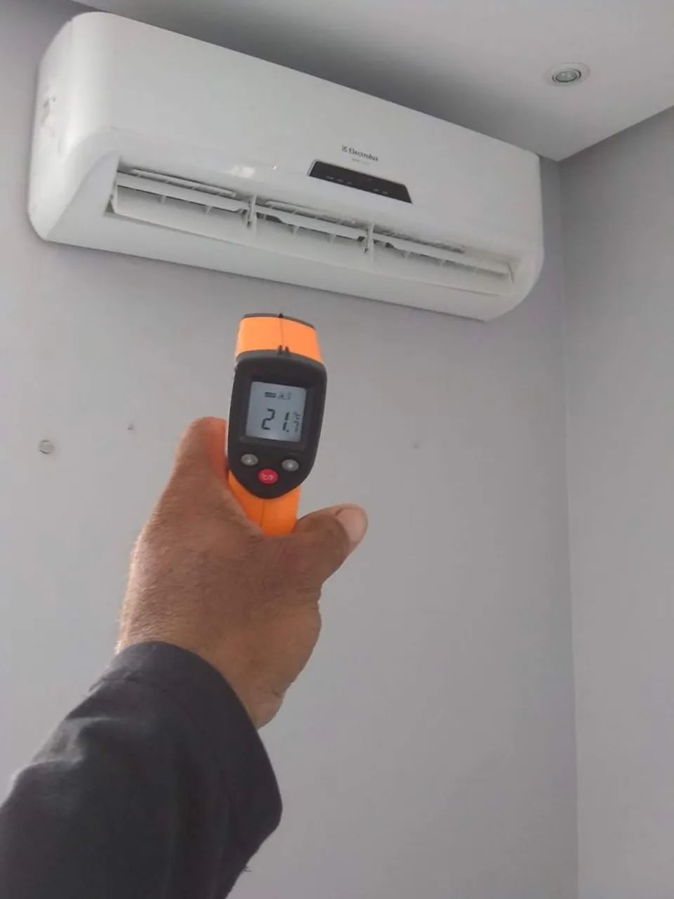 Técnico em refrigeração de ar condicionado 