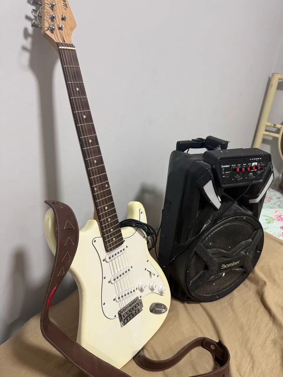 Guitarra Waldman + caixa de som Papão 510