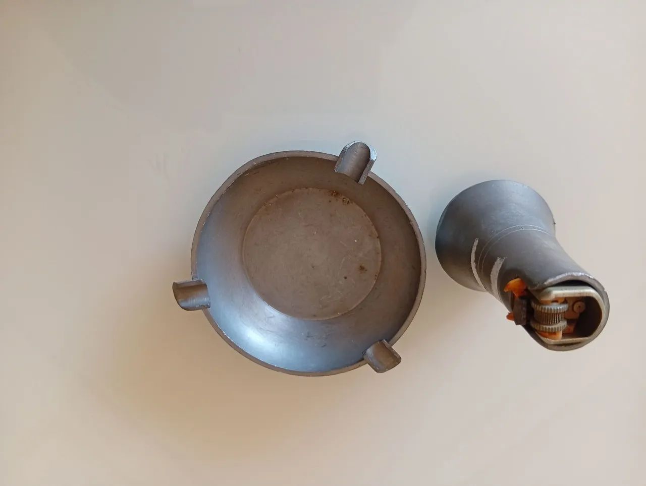 Isqueiro e cinzeiro de mesa em estanho 