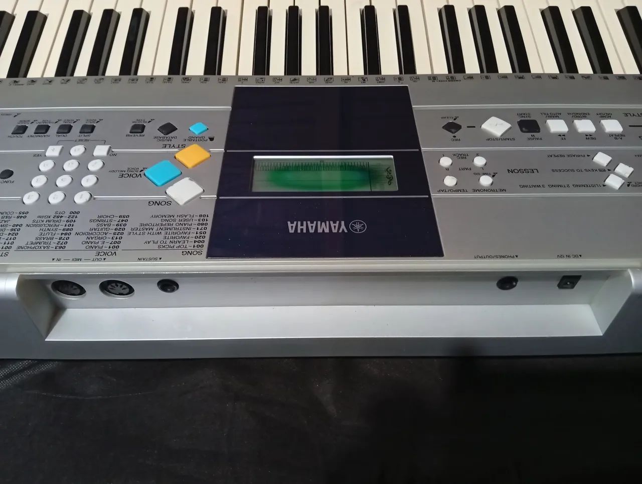 Teclado arranjador Yamaha PSR E323 com acessórios - Foto 5