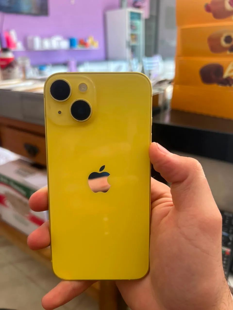 Troco iphone 14, celular está zerado, acompanha caixa e nota fiscal  - Foto 3