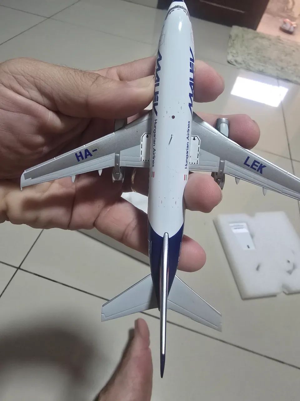 MINIATURA BOEING 737 200  MALEV  1/200   JC WINGS - Foto 3
