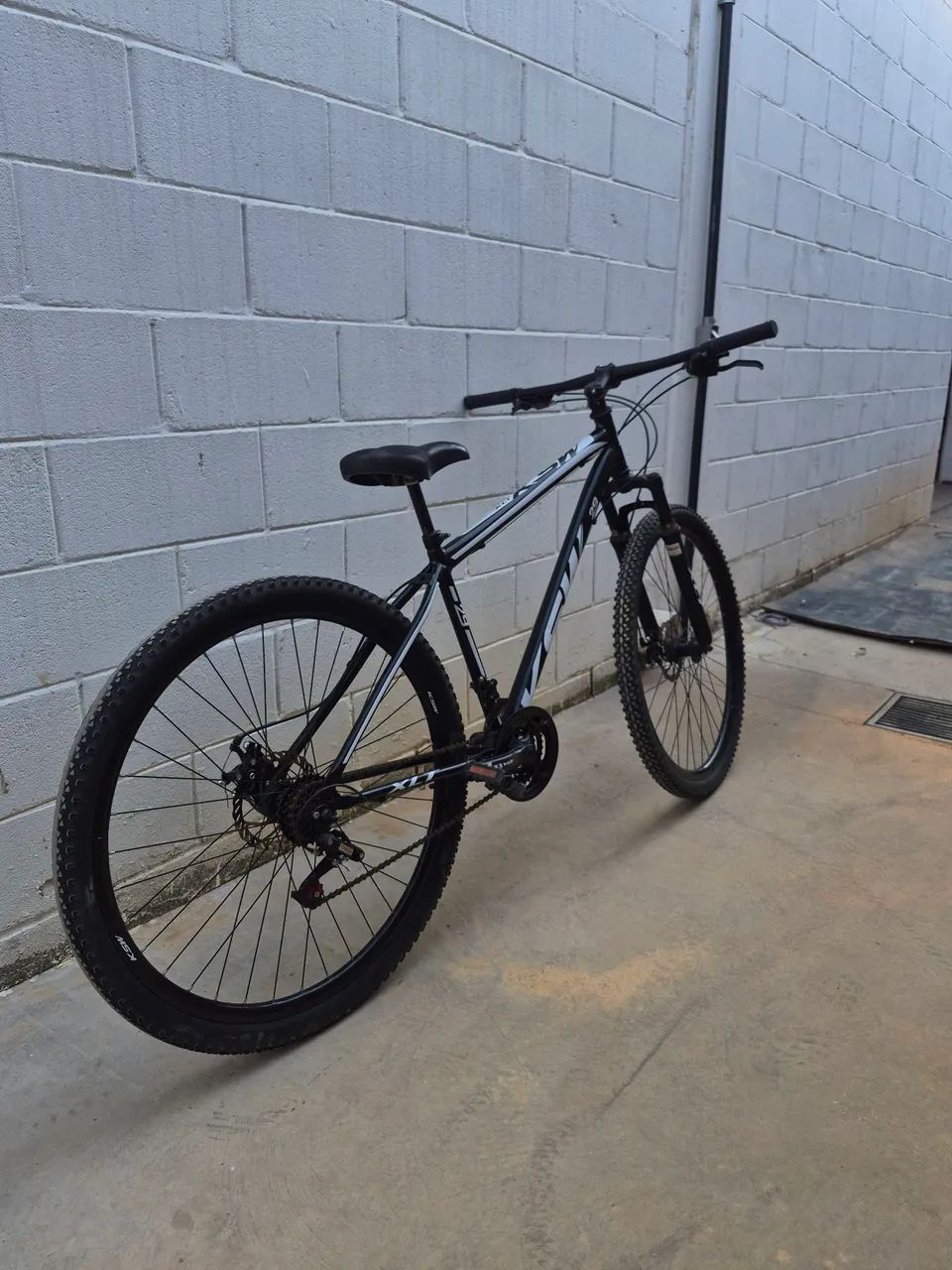 Bicicleta aro 29 ksw branca e preta 