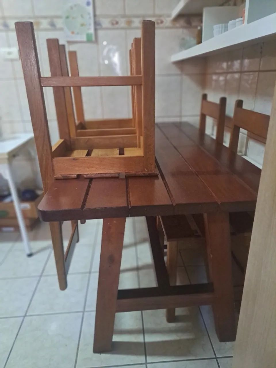 CONJUNTO DE MESA EM MADEIRA MACIÇA COM TAMPO RETANGULAR  RIPADO E 04 CADEIRAS-150x78x79 cm - Foto 5
