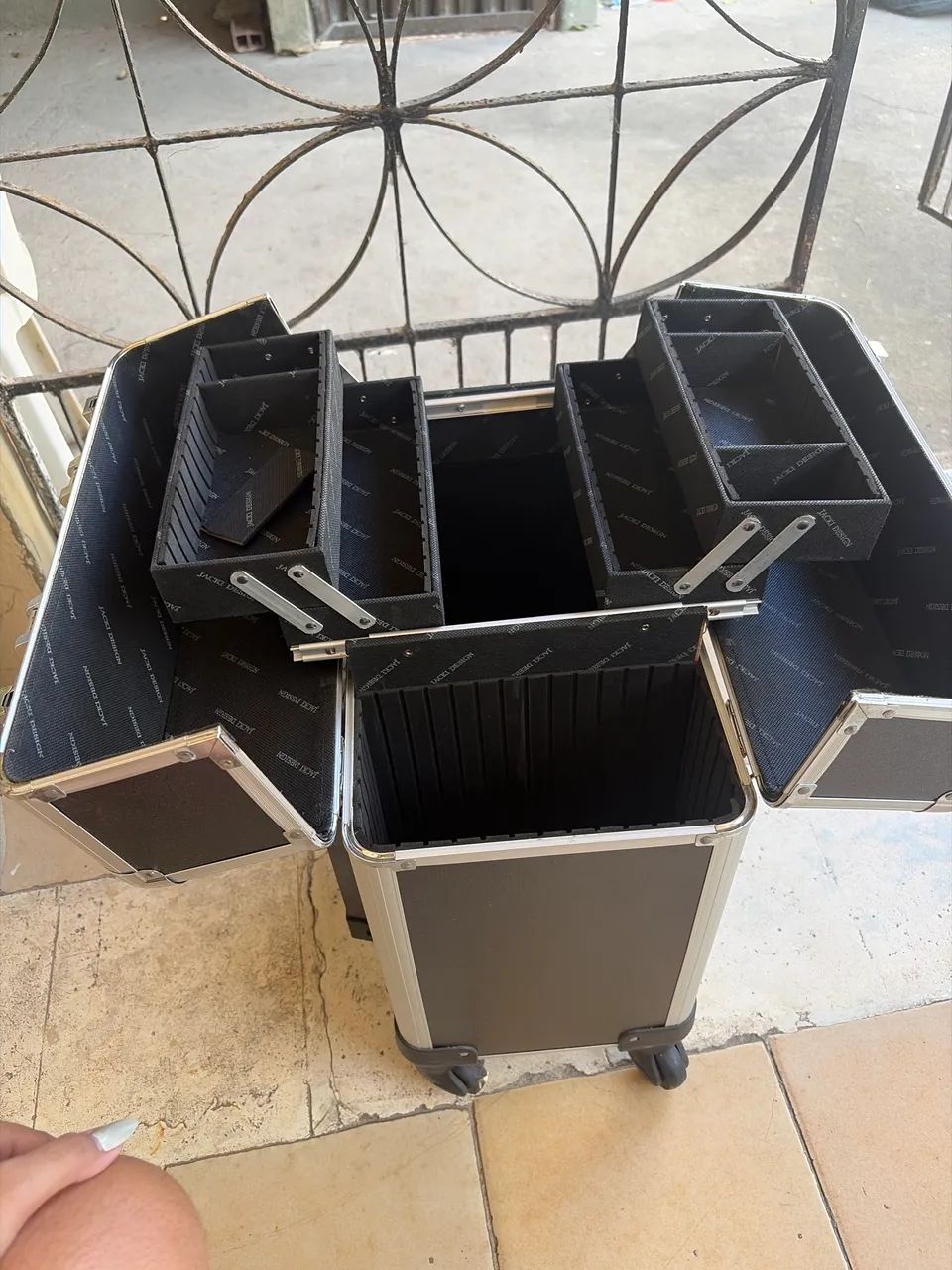 Vende-se mala de maquiagem $75 - Foto 2