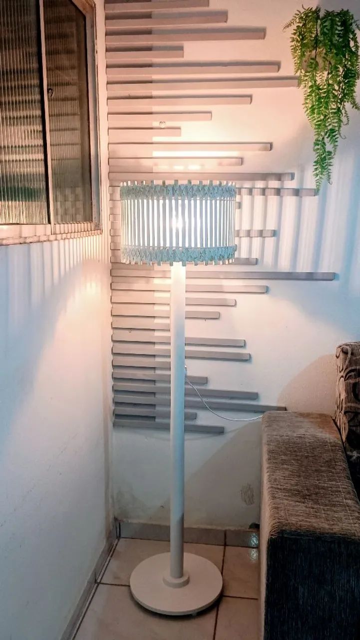 Luminária de canto em madeira. - Foto 3
