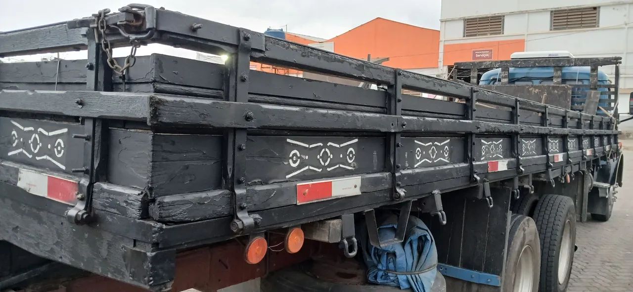 Vendo carroceria de caminhão truck 7.80 conpri 2.45 largura 5 mil reais aceito ofertas  - Foto 7