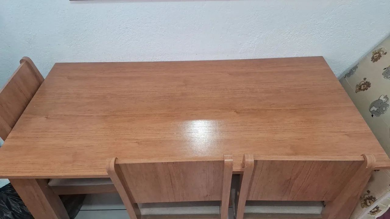 Vende-se mesa de madeira com 4 cadeiras