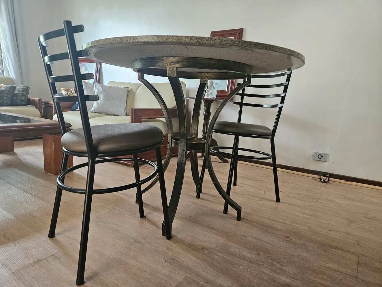 Conjunto de mesa com quatro cadeiras