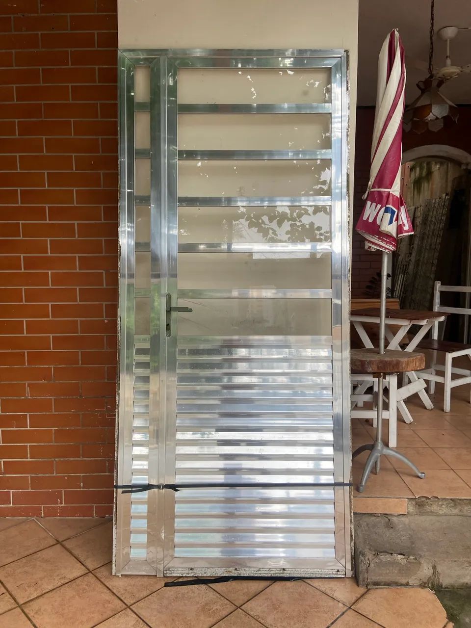 Porta de alumínio e envidraçada - Foto 2