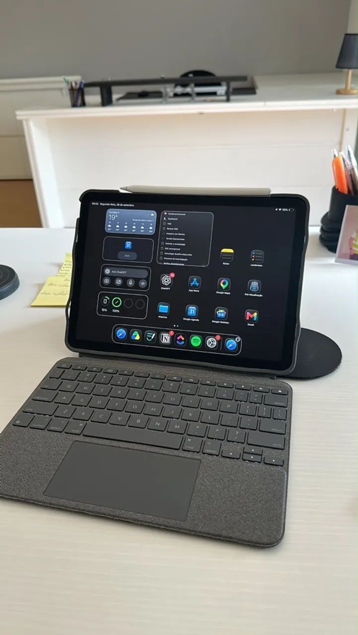 iPad Air 4 + Apple Pencil + Logitech Folio