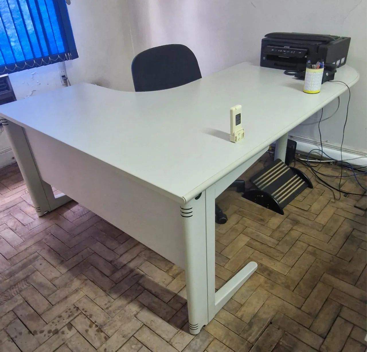 Mesas e armário de escritório