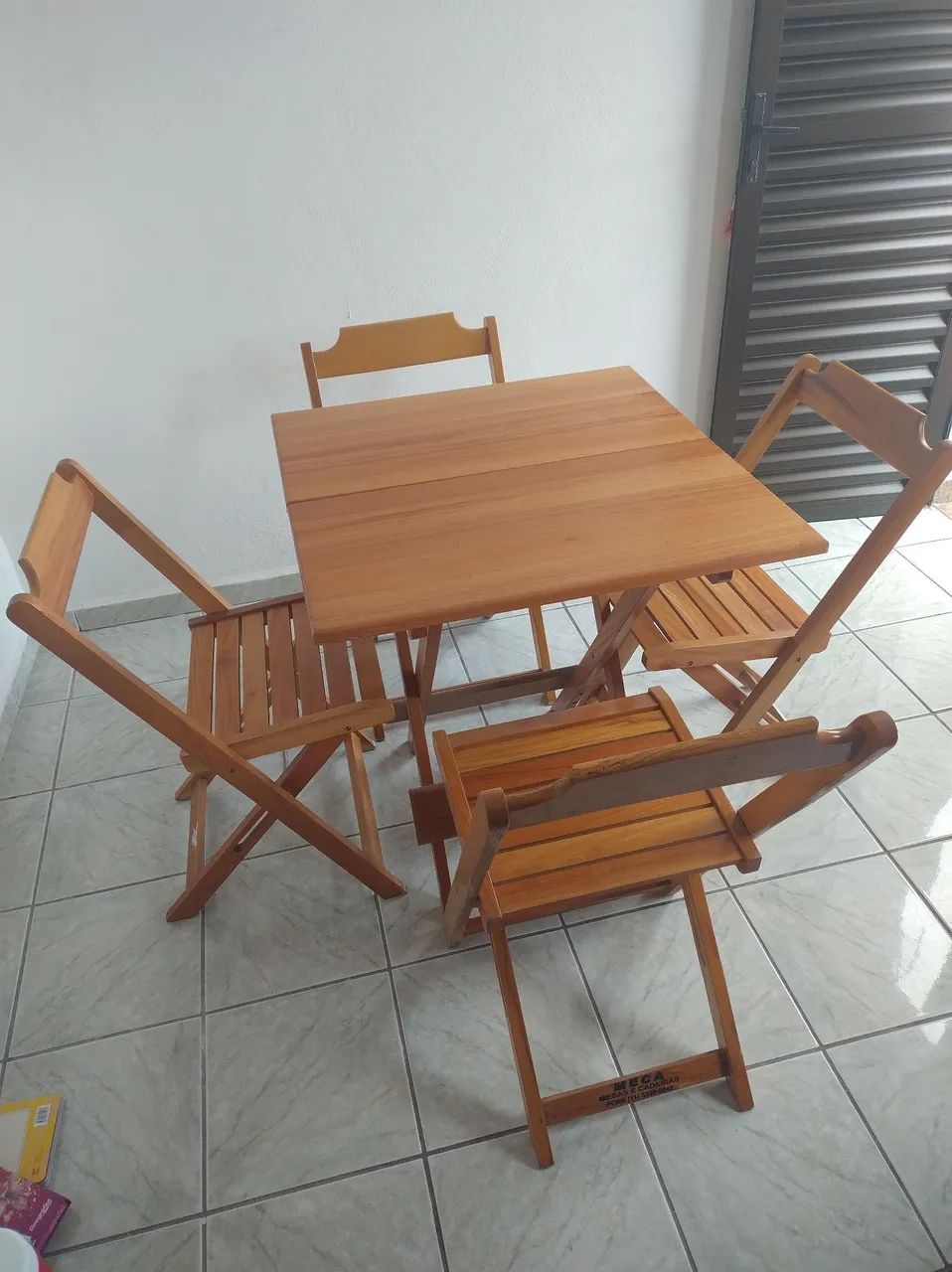 Mesa de madeira com 04 cadeiras  - Foto 3