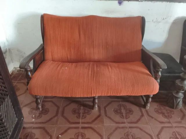 *? CONJUNTO COM 2 SOFÁS DE MADEIRA MACIÇA*                                              