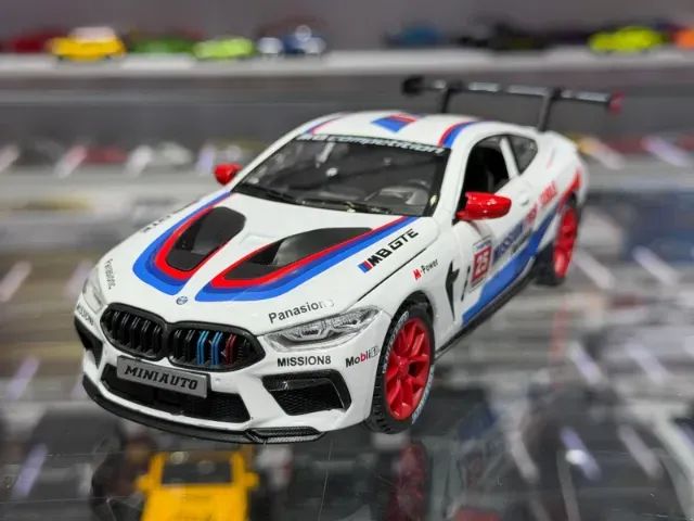 Miniatura BMW M8 serie M Competition branco 1:24 som e luz