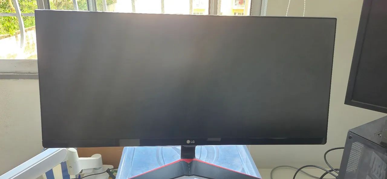 Monitor LG ultrawide 29" e um de 25"