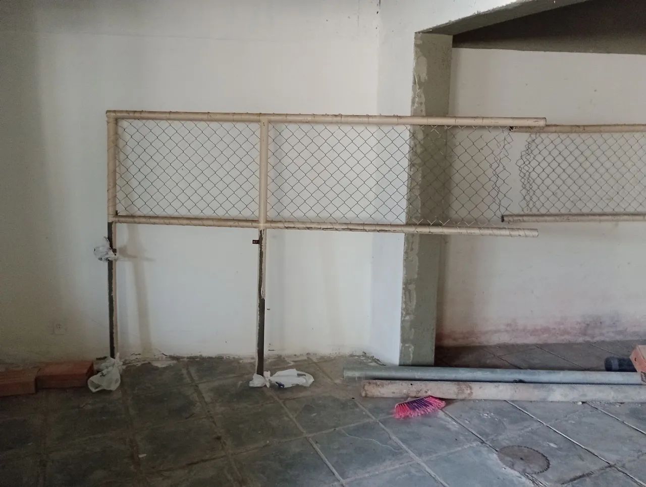 ALAMBRADO DE FERRO COM 70CM POR 260 CM COM TELA PERFIL DE 50 MM , PINTADO SAO 2 UNIDADES - Foto 2