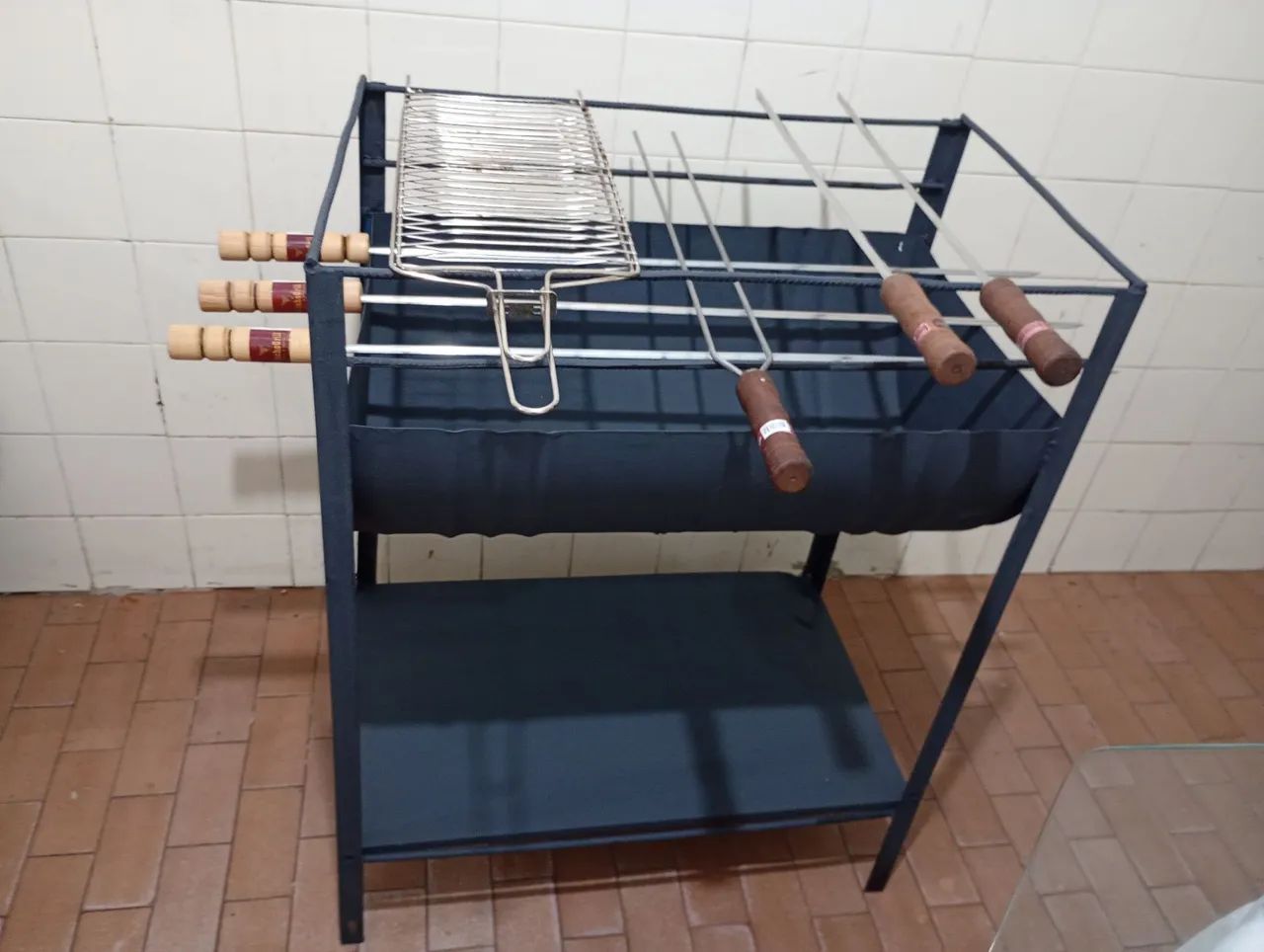 Kit churrasqueira de tambor mais mesa