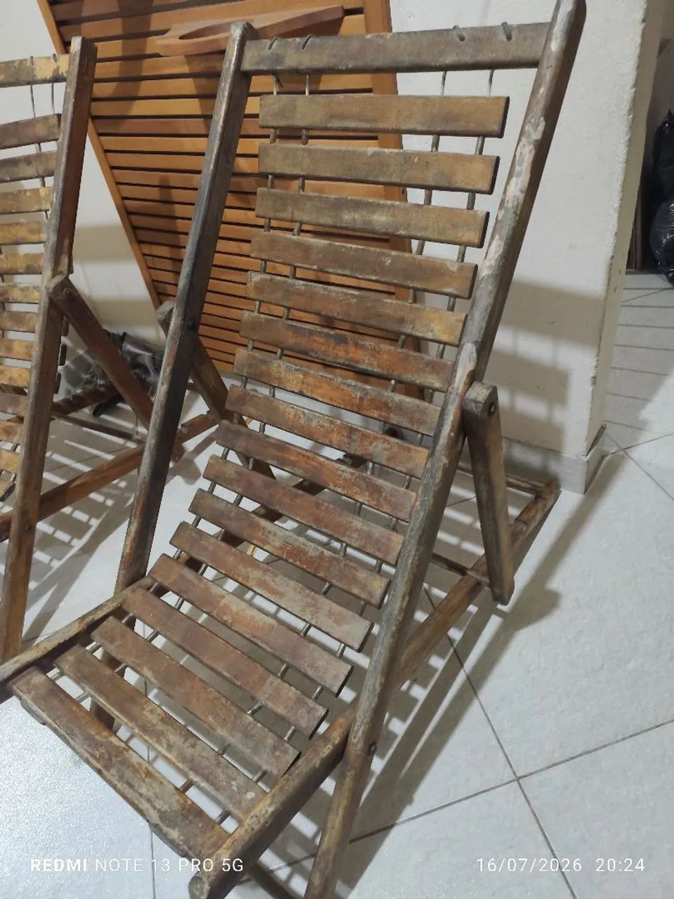 Vendo 2 espreguiçadeira de madeira maciça usada, sendo uma com avaria. - Foto 3