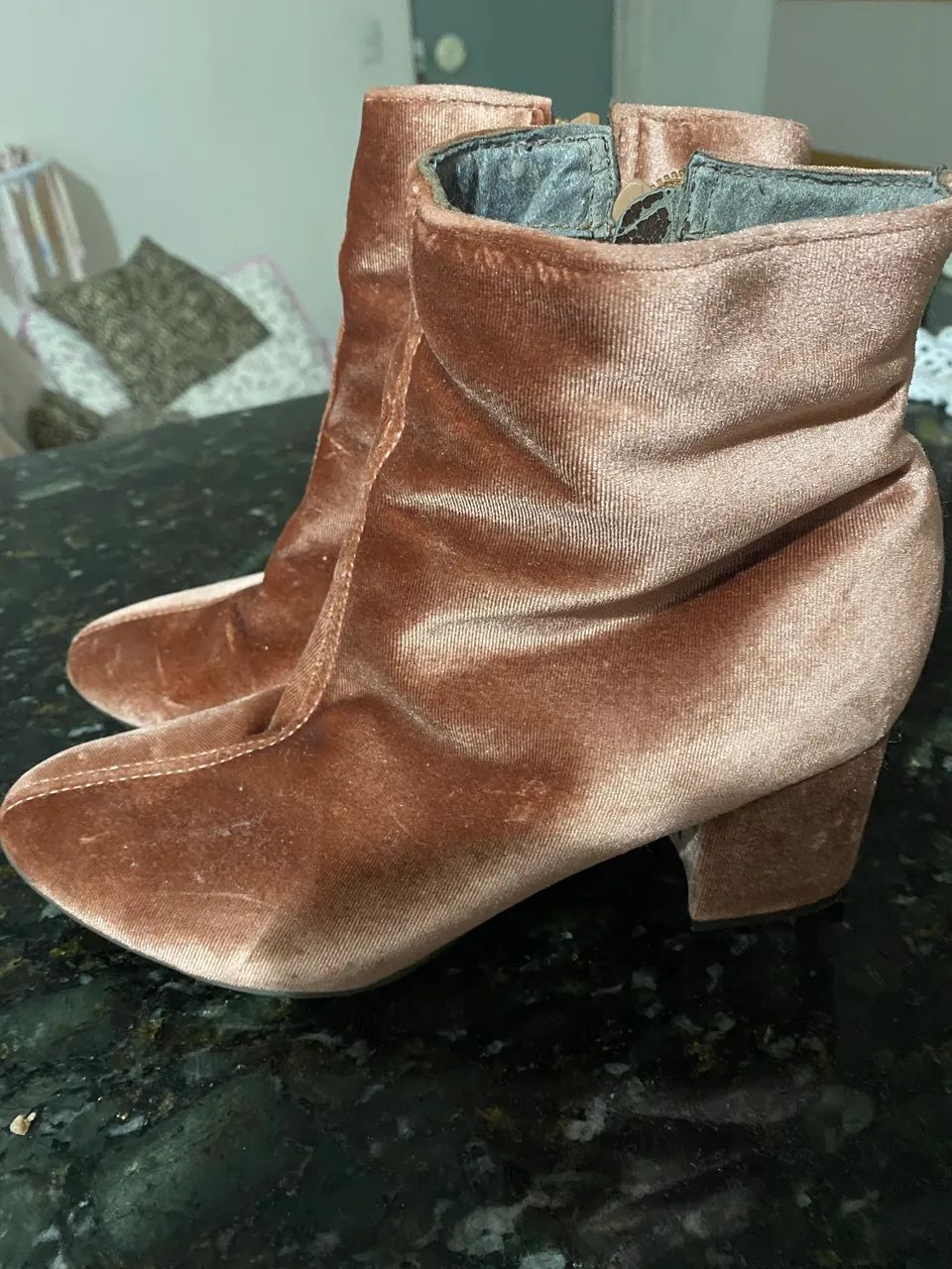 2 botas Nr 37 - Marca Tchocco e Eggos shoes 