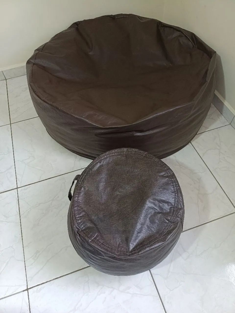 Puff  em corino com apoio de pés.  - Foto 2