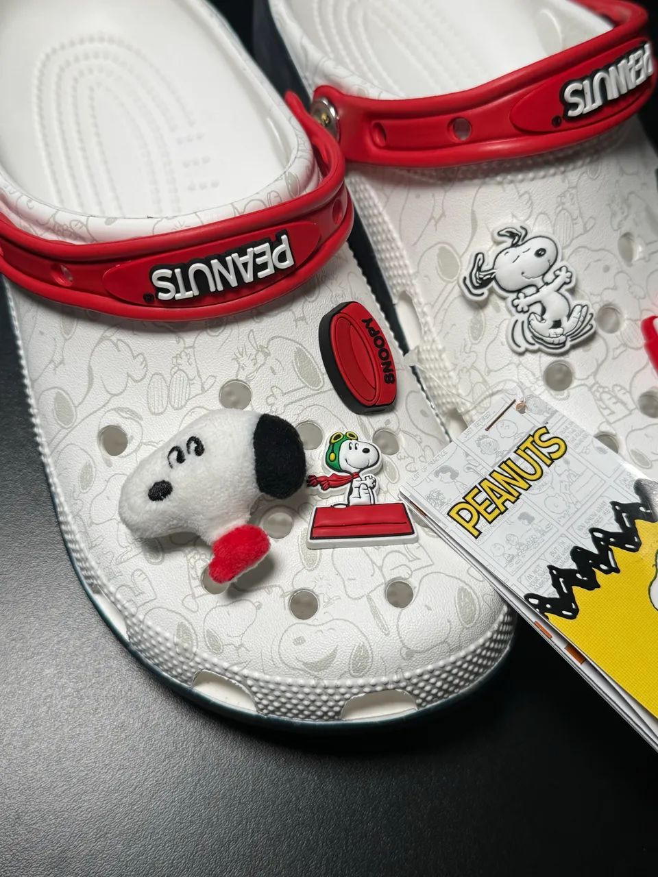 Crocs Peanuts Snoopy Classic Clog - Foto 2