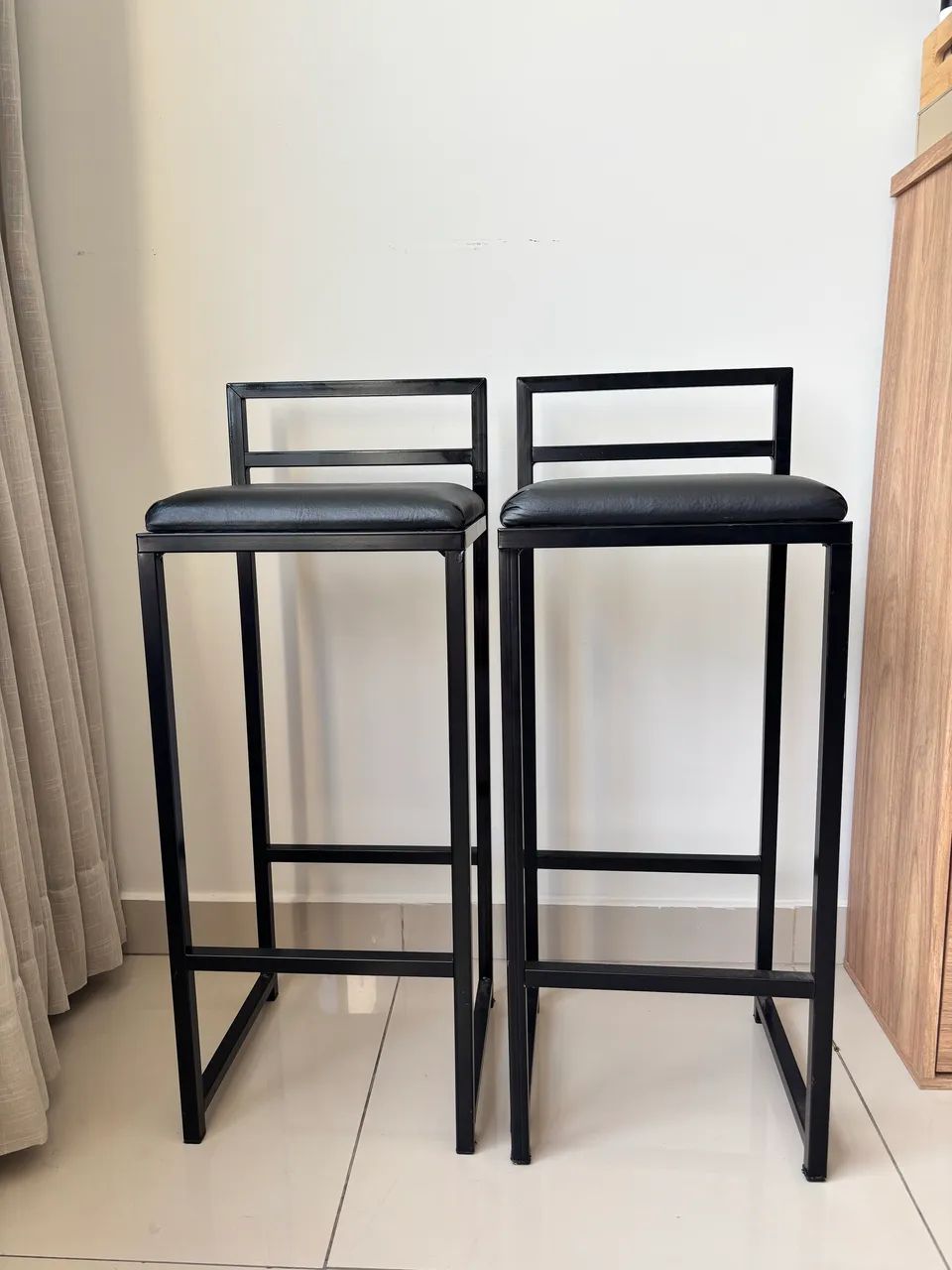 2 banquetas de ferro pretas e assentos acolchoados  - Foto 2
