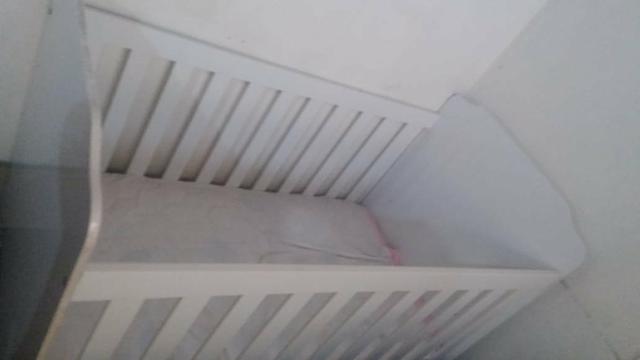 Vendo berço em perfeito estado com colchão - Foto 2