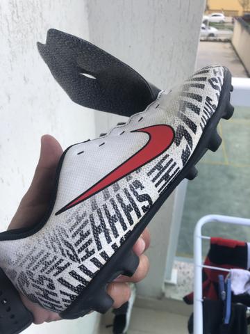 Chuteira Nike campo modelo Neymar infantil