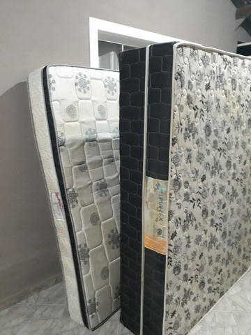 CAMA BOX + COLCHÃO DE MOLAS.