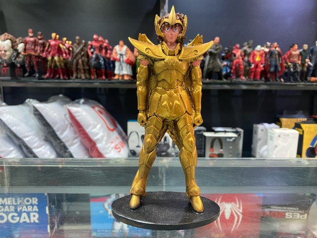 Seiya com a armadura de ouro 
