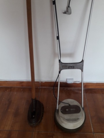 Escovão antigo com cabo em otimo estado - Foto 4