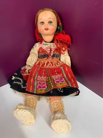 Na Antiguidades e Raridades tem Boneca antiga 1960 Portugal trajes