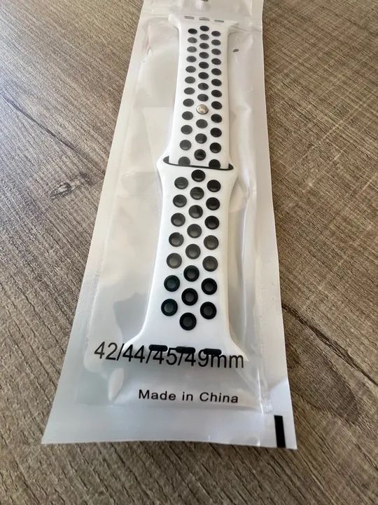 Pulseira Apple Watch Branco com Preto furadinha Linda Nova sem uso !  - Foto 4