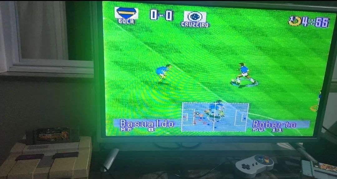 Super nintendo com 2 controles e 4 jogos - Foto 2
