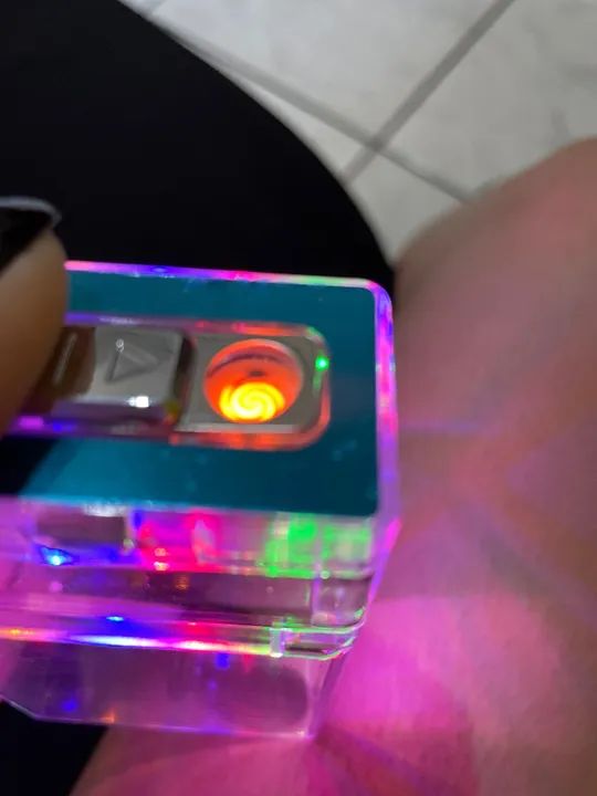 Isqueiro Eletrônico com Luzes Coloridas - Foto 4