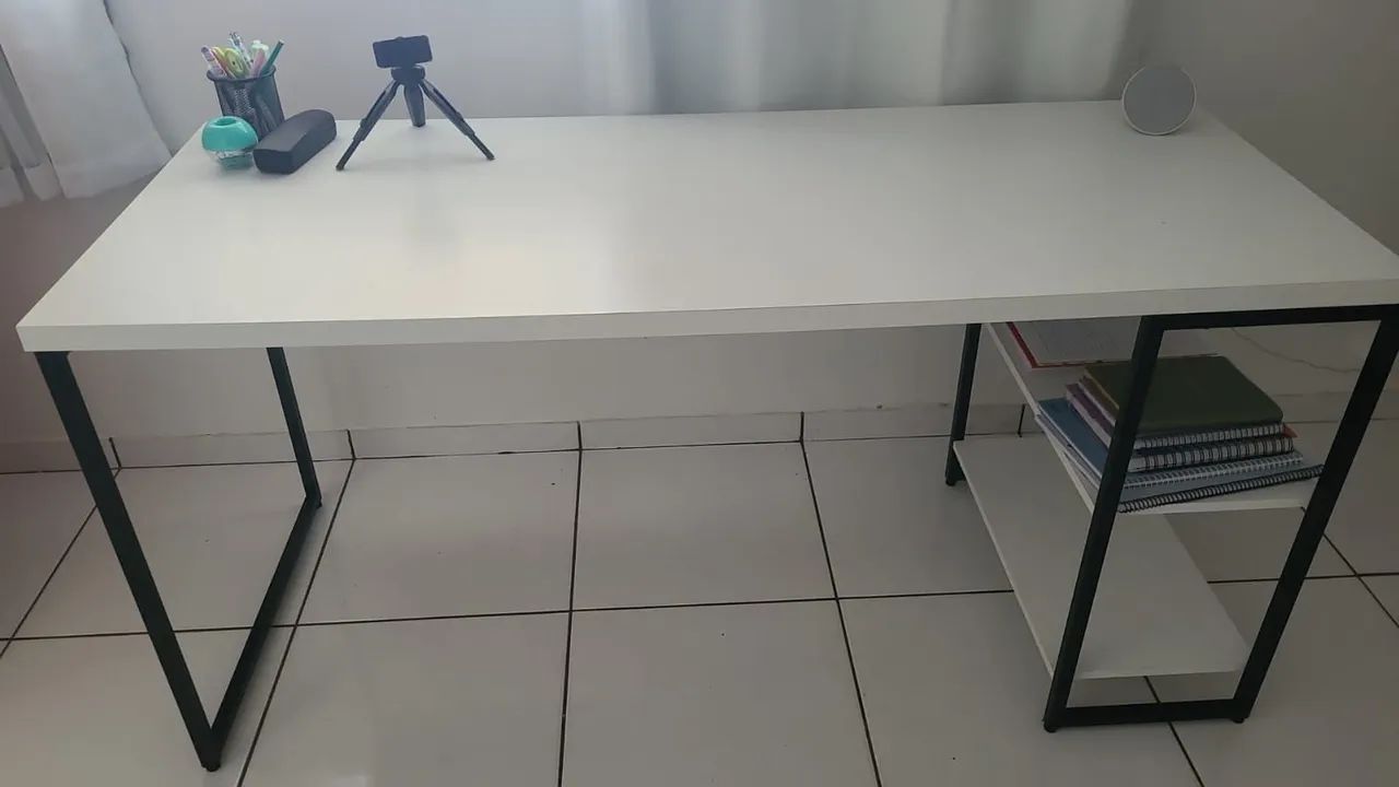 Mesa de Escritório com Prateleira