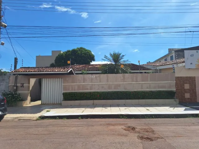 Casa com 03 Suítes, Excelente Localização 