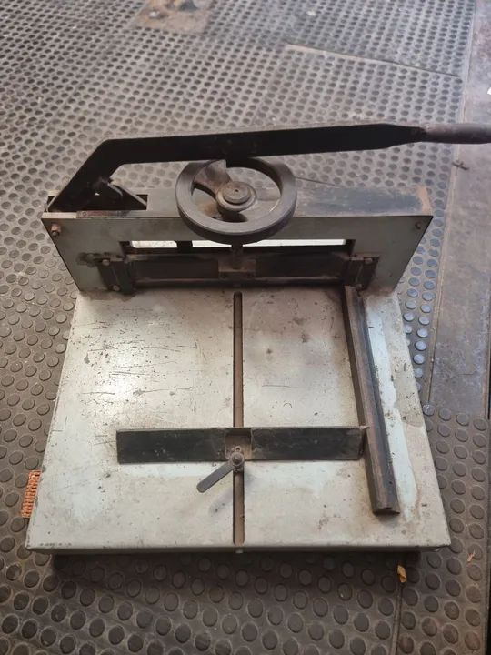 Guilhotina antiga profissional