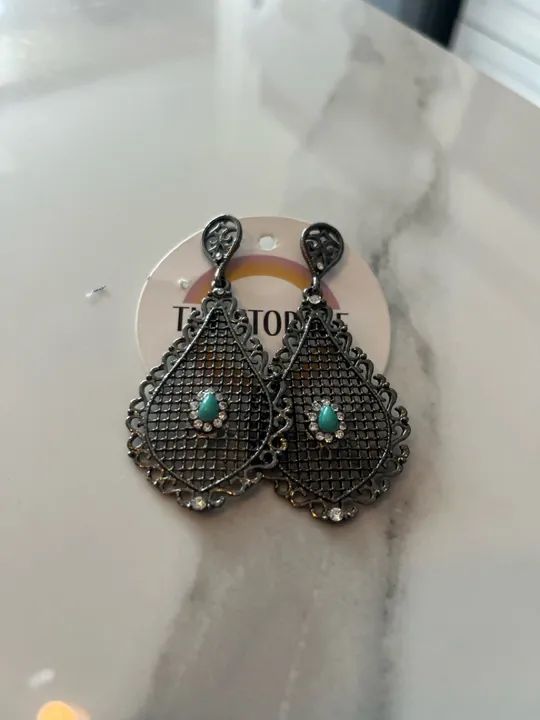 Brinco arabesco com pedra verde e strass ( super leve)