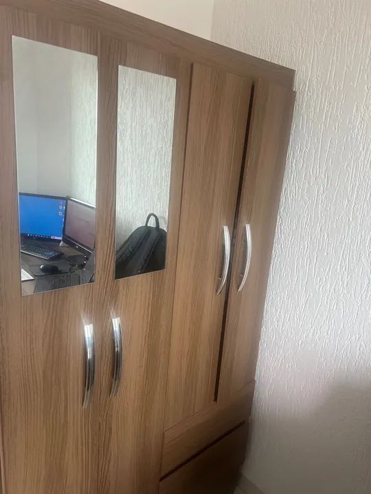 Guarda-roupa de madeira com espelho