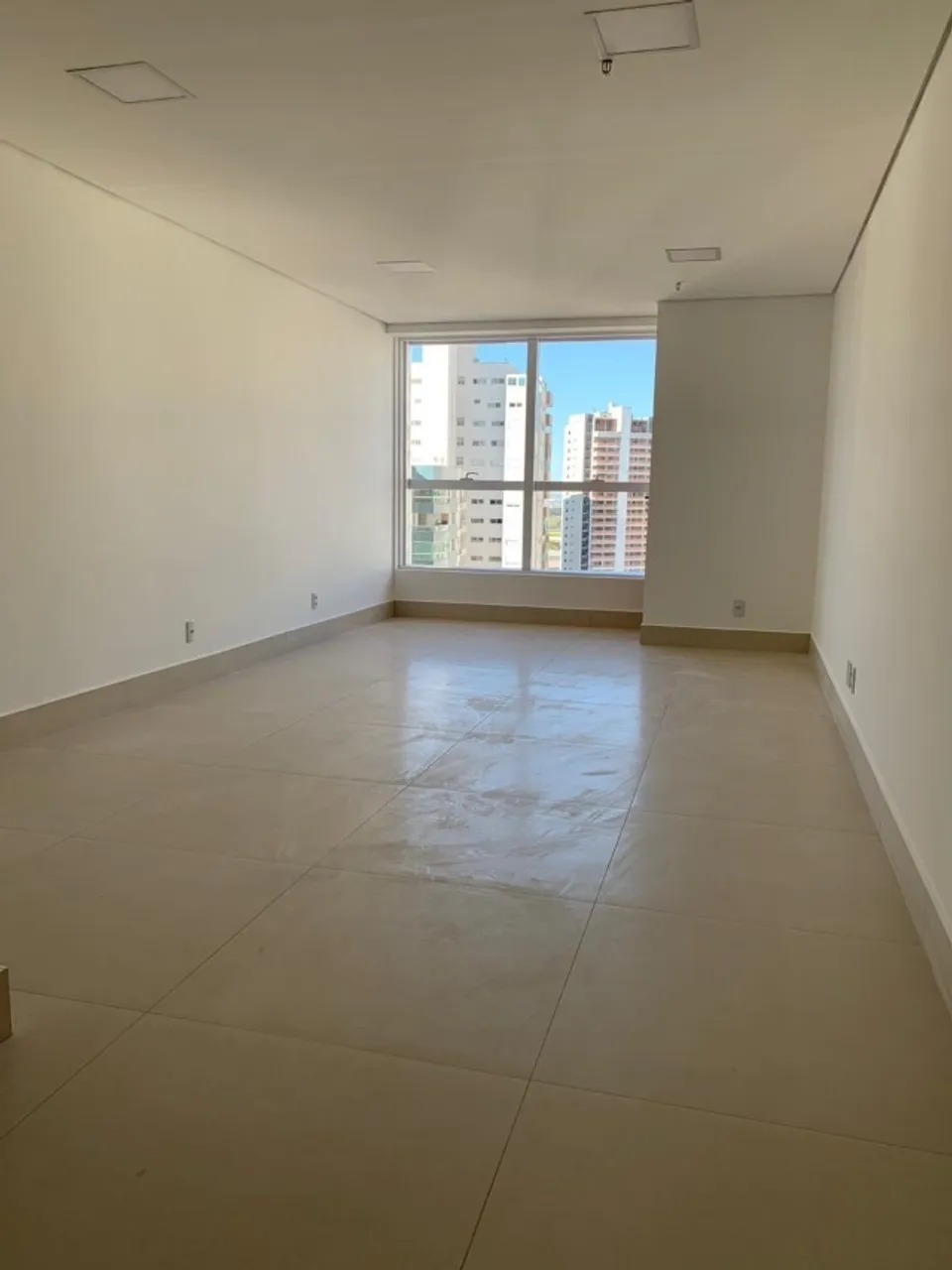 SALA COMERCIAL À VENDA NO TREND OFFICE - PRONTA PARA O SEU NEGÓCIO!