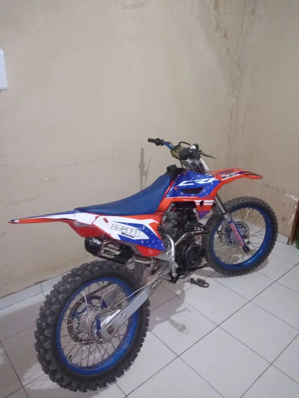 Moto de trilha xr200 com roupa de crf