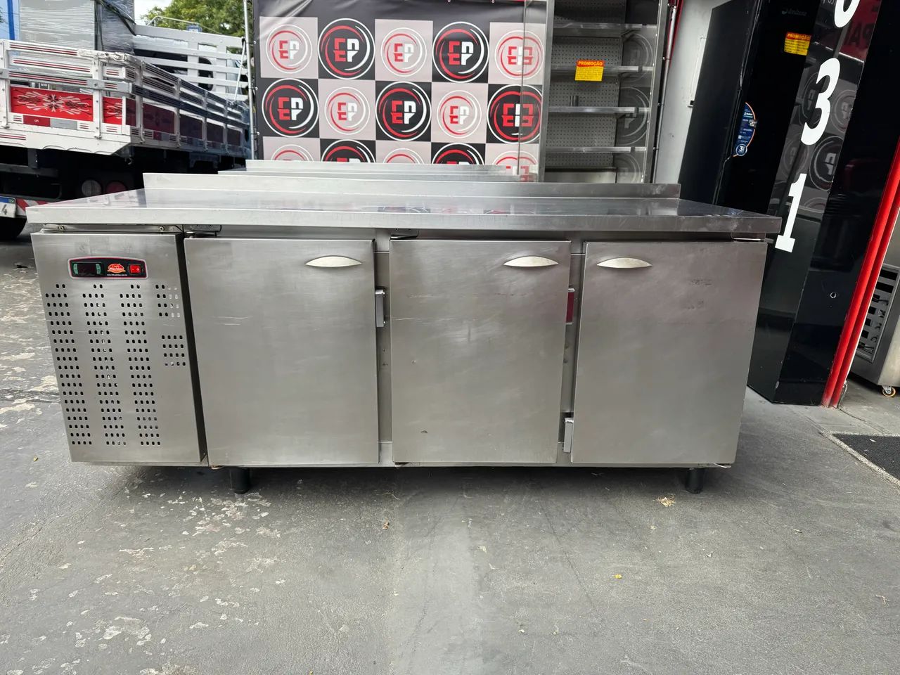 VENDO UM BALCÃO REFRIGERADO 3 PORTAS COOKMACHINE  - Foto 2