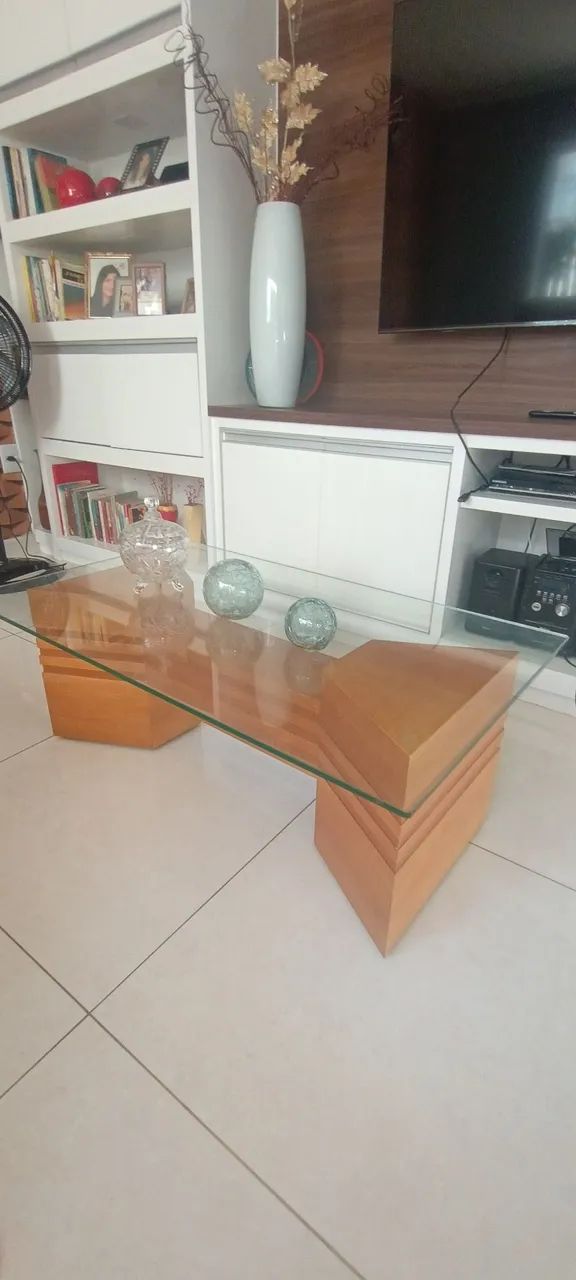 Mesa de centro de vidro com base de madeira