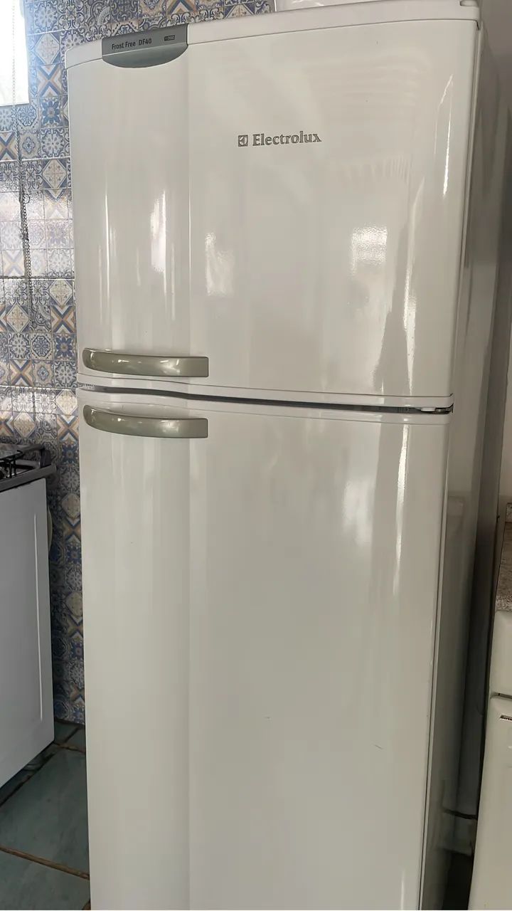 Vendo geladeira frost free 348 litros - Foto 4